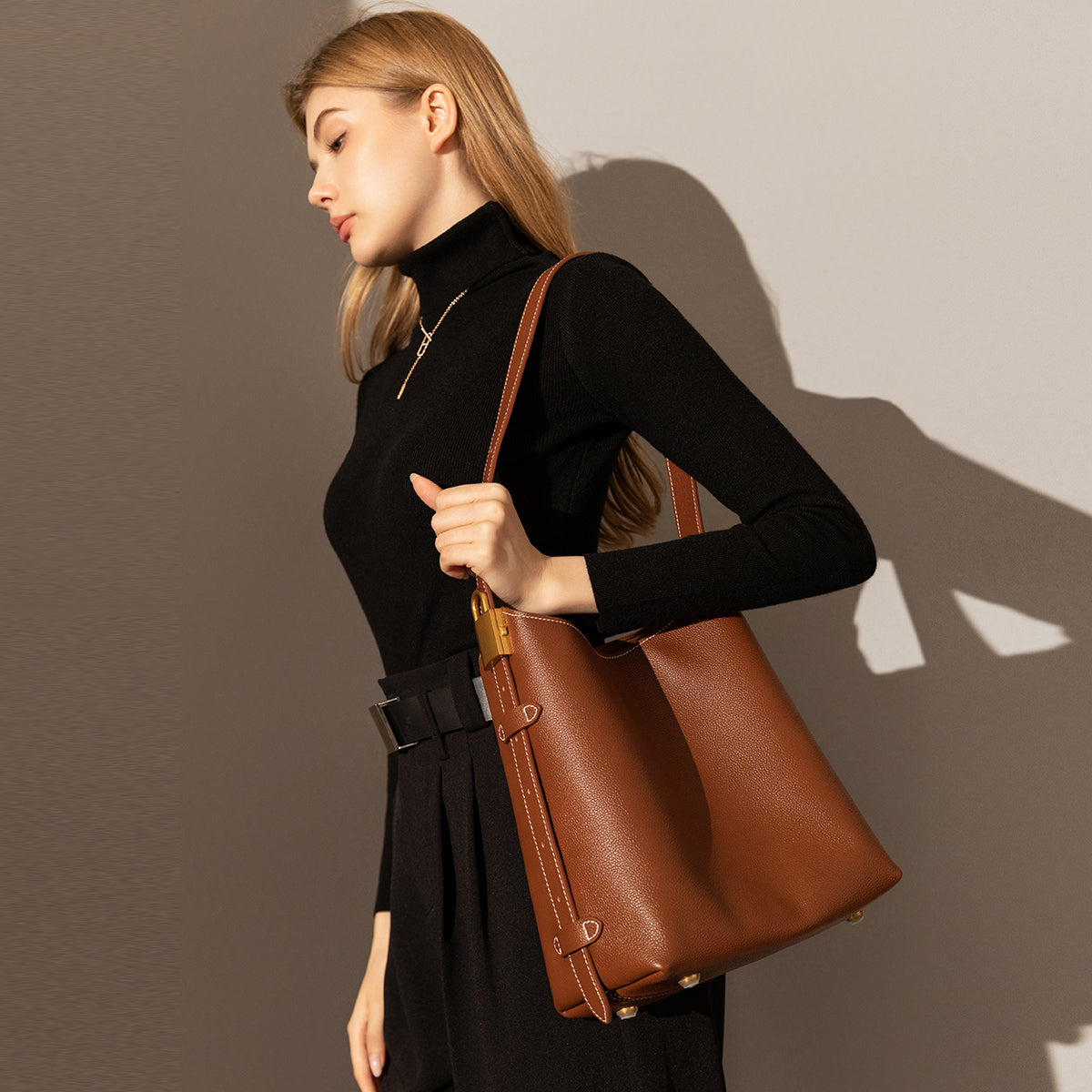 Essential Leather Bucket Bag